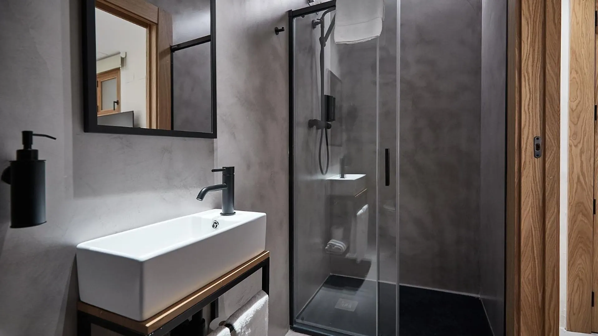 Ella Hostel Ramblas Barcelona Pensión